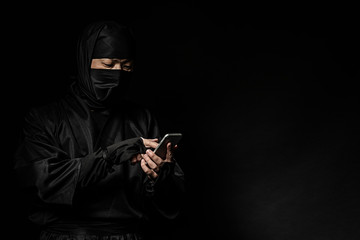 スマートフォンを操作する忍者 © kai