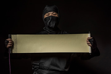 巻物を広げる忍者