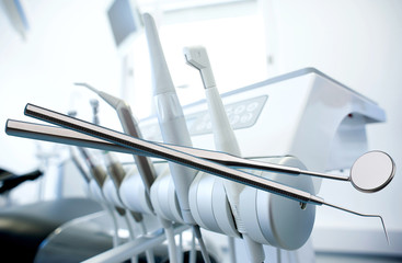 Dentalspiegel und Sonde vor Zahnarzt Stuhl mit Dental Instrumenten