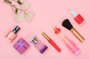 Obraz na płótnie Canvas Gift box and women cosmetics on a pink background.