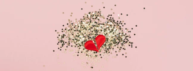 Draufsicht auf goldene Sterne Konfetti gebrochenes Herz © dvoevnore