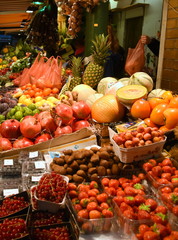 Farbenfroher Obst- und Gemüsestand in der Hala Gwardii