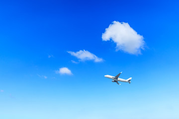 Fototapeta premium Airplane flying in the blue sky