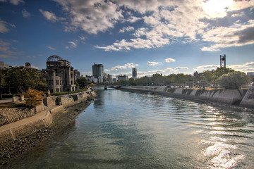 Fototapeta na wymiar The Motoyasu river flowing past the Atomic Bomb Dome (Genbaku Dōmu) at the Hiroshima Peace Memorial.