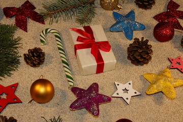 красивый новогодний фон с елочными игрушками и веточками ели на бежевом фоне       