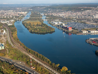 Obraz premium vue aérienne du port de Porcheville dans les Yvelines en France