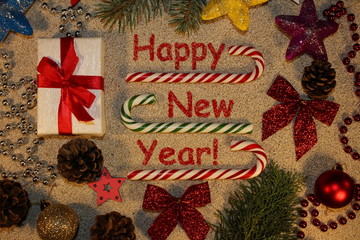 красивый новогодний фон с елочными игрушками и веточками ели на бежевом фоне       