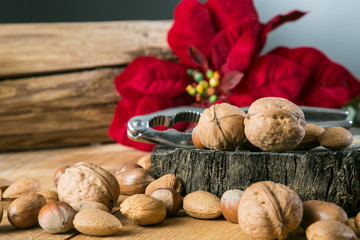 Walnüsse auf Holzscheibe mit Nussknacker