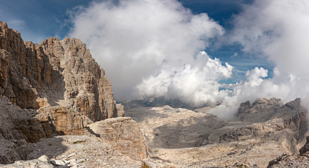 Mountaineers equipped face the 