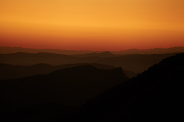 Пейзаж с горами и солнцем. Заход солнца. Горная местность. Абстрактный фон