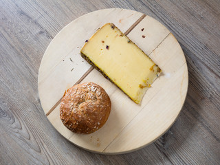 Ein Stück Bergkäse und ein Brötchen