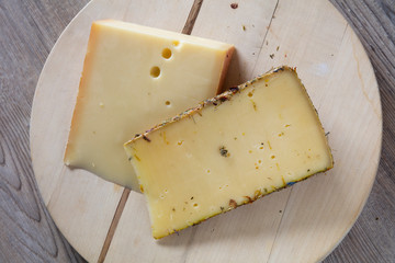 Zwei Stücke Bergkäse