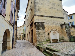 Obraz premium Uzès – gemütliche Kleinstadt in Frankreich - High Dynamic Range Image (HDR) 