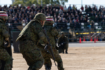 銃を構える自衛官