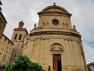 Fototapeta na wymiar Uzès – gemütliche Kleinstadt in Frankreich - High Dynamic Range Image (HDR) – Kirche Saint-Étienne 