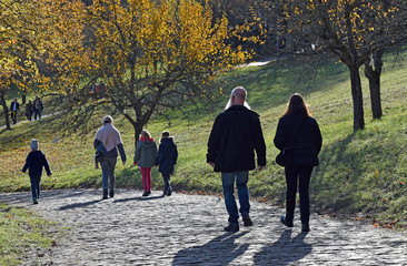 spaziergänger im freilichtmuseum bad-sobernheim