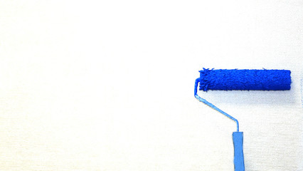 The roller paints the wall blue.worker, vacancy
