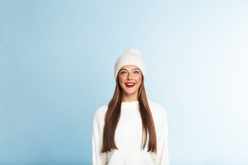 Obraz premium Pretty young woman wearing sweater and hat