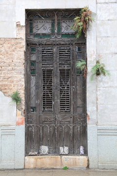 Uralte Eingangstür auf Kuba (Karibik)