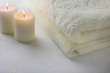 Obraz na płótnie Canvas White candles, white towels