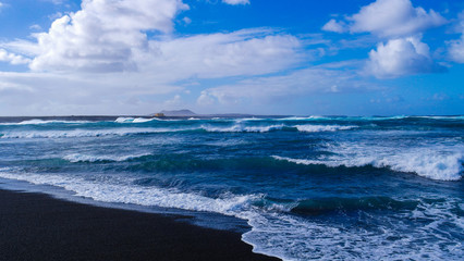 Am schwarzen Lavasandstrand auf Lanzarote