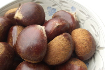 栗の実・食器 - Brown chestnuts in the bowl