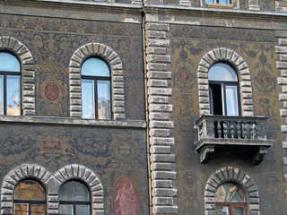 Obraz premium Old house windows in Budapest, Hungary