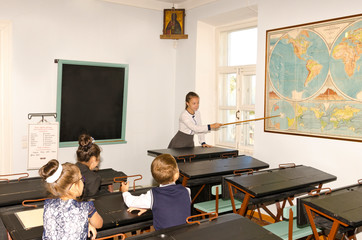 Учительница ведет урок в классе.