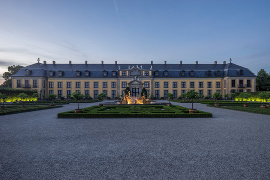 Germany, Lower Saxony, Hanover, Herrenhaeuser Gaerten, Orangenparterre Gallery and Neptune Fountain in the evening
