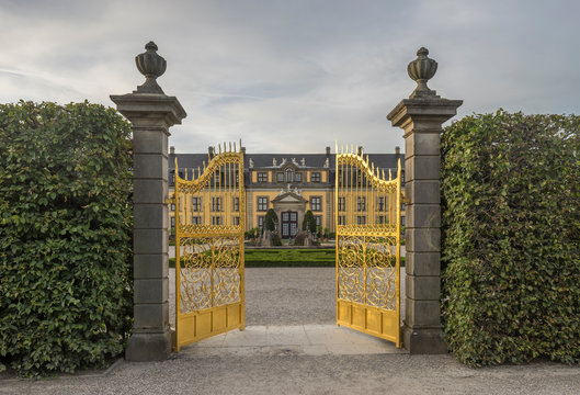 Germany, Lower Saxony, Hanover, Herrenhaeuser Gaerten, Orangenparterre, Gallery in the background, Golden Gate