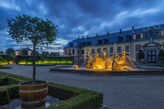 Germany, Lower Saxony, Hanover, Herrenhaeuser Gaerten, Neptune Fountain at Gallery, Orangenparterre in the evening