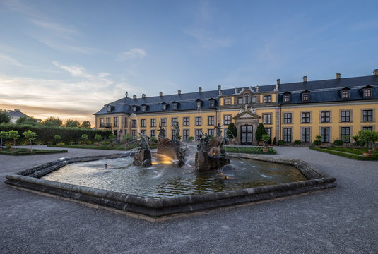 Germany, Lower Saxony, Hanover, Herrenhaeuser Gaerten, Neptune Fountain and Gallery, Orangenparterre in the evening