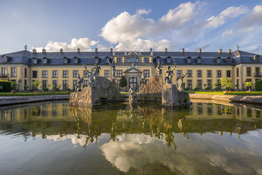 Germany, Lower Saxony, Hanover, Herrenhaeuser Gaerten, Neptune Fountain and Gallery, Orangenparterre