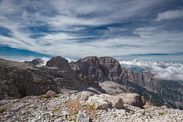 Mountaineers equipped face the 