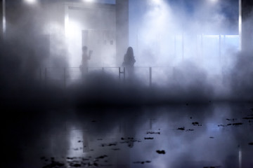 逆光の人影と霧