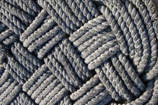 Baderne en cordage noir, gros plan tressage de cordage de bateau pour faire un tapis d&eacute;coratif pour l'amiral de la flotte