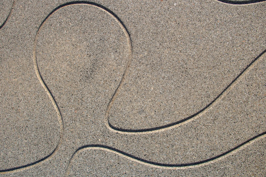 texture granitique avec ciselure en forme de pieuvre dans du granit - pierre avec gravure et d&eacute;coration