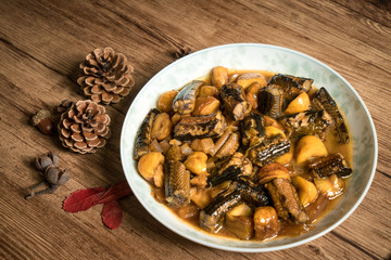 Chestnut fried with finless eel