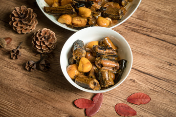 Chestnut fried with finless eel
