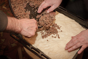 Spread the minced meat on the dough of the future pie