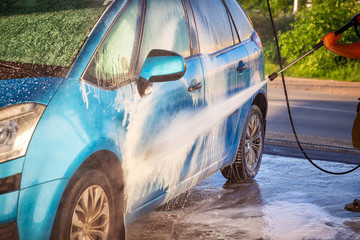 Manual car wash with pressurized water in self-service car wash