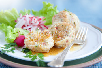 Wurstknödel auf brauner Butter mit Salat