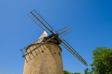 Ancien moulin &agrave; vent &agrave; Goult, village en Provence, Luberon, France.	Gros plan.	