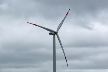 Windkraftrad erzeugt Strom