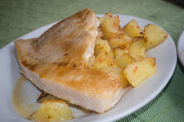 Tuna fish with fries potatoes