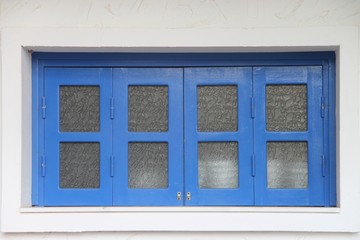 Glasfenster mit blauem Fensterrahemn