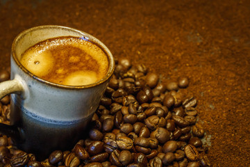 Espressotasse auf Espressobohnen