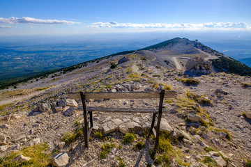 Le sommet du Mont Ventoux, France. Vue panoramique sur le Provence, ciel bleu avec de beaux nuages. 