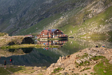 Fototapeta premium Cabana Balea Lac im rumänischen Fagaras-Gebirge
