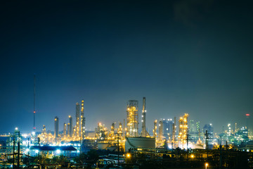Obraz na płótnie Canvas Glitter lighting of petrochemical industry estate with night